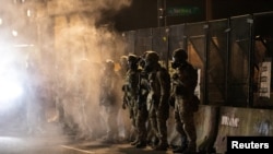 Agentes federales fueron desplegados por la administración Trump a Portland para controlar las protestas por injusticia racial. Varios periodistas fueron golpeados y detenidos. Foto de archivo.