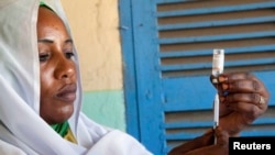 Une femme prépare un vaccin contre la méningite au Darfour, le 8 octobre 2012.