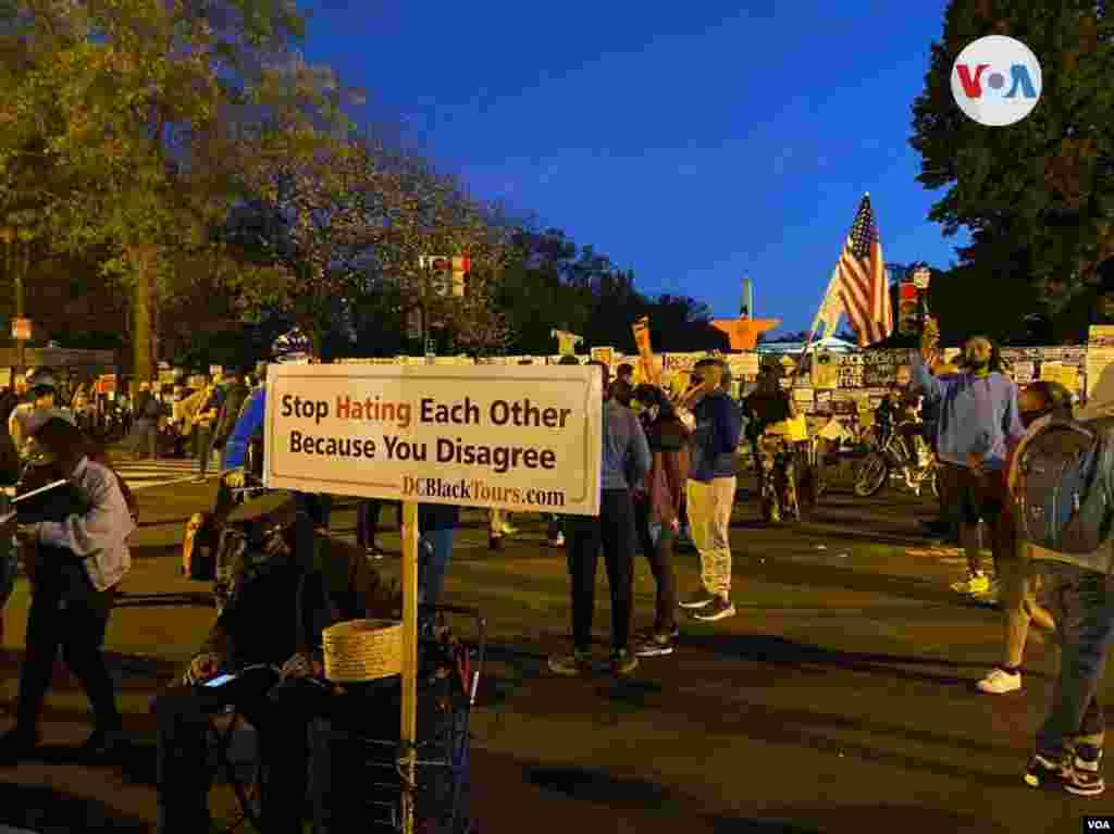 Muchos se han dado cita frente a la Casa Blanca en Washington D. C., a la espera de los resultados, el lugar se vive una fiesta y calma en el día de la elección.