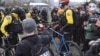 Manifestantes rodean a un grupo de policías durante las protestas en Portland, Oregón, el miércoles 20 de enero de 2021.