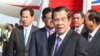 រូបឯកសារ៖ លោក​នាយក​រដ្ឋមន្រ្តី ហ៊ុន សែន ត្រឡប់​មក​ពី​ចូលរួម​វេទិកា​ក្រវាត់ផ្លូវពាណិជ្ជកម្មចិន​ ជា​លើក​ទី២​នៅ​ទីក្រុង​ប៉េកាំង ប្រទេស​ចិន នា​ថ្ងៃទី២៩ ខែមេសា ឆ្នាំ២០១៩។ (ហ៊ុល រស្មី/VOA Khmer) 