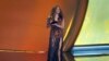 Shakira vuelve a lo grande a los Grammy y dedica mensaje a los migrantes