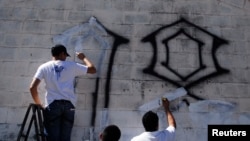 ARCHIVO - Los grafitis han sido por año una de las formas en las que las pandillas marcan territorio en los barrios que habitan.