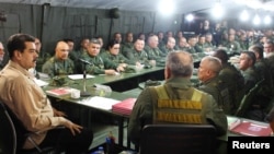 Una eventual retirada total de los especialistas militares rusos de Venezuela sería un golpe para el presidente en disputa Nicolás Maduro, que considera a Moscú como un aliado cercano.