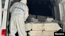 ARCHIVO - Imagen muestra a oficial de la policía portuguesa que inspecciona antes de quemar seis toneladas de cocaína, hachís y otras sustancias para conmemorar el Día Internacional de las Naciones Unidas contra el Abuso de Drogas, en Lisboa, el 26 de junio de 2023.