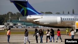 Siguen llegando centroamericanos a territorio guatemalteco, como parte del acuerdo de cooperación de asilo con Estados Unidos.