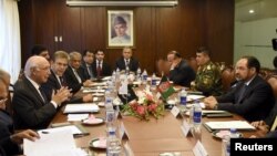 Afghan Foreign Minister Salahuddin Rabbani, right, talks with Pakistan's National Security Adviser Sartaj Aziz, left, during their meeting in Islamabad, Pakistan, Aug. 13, 2015. 