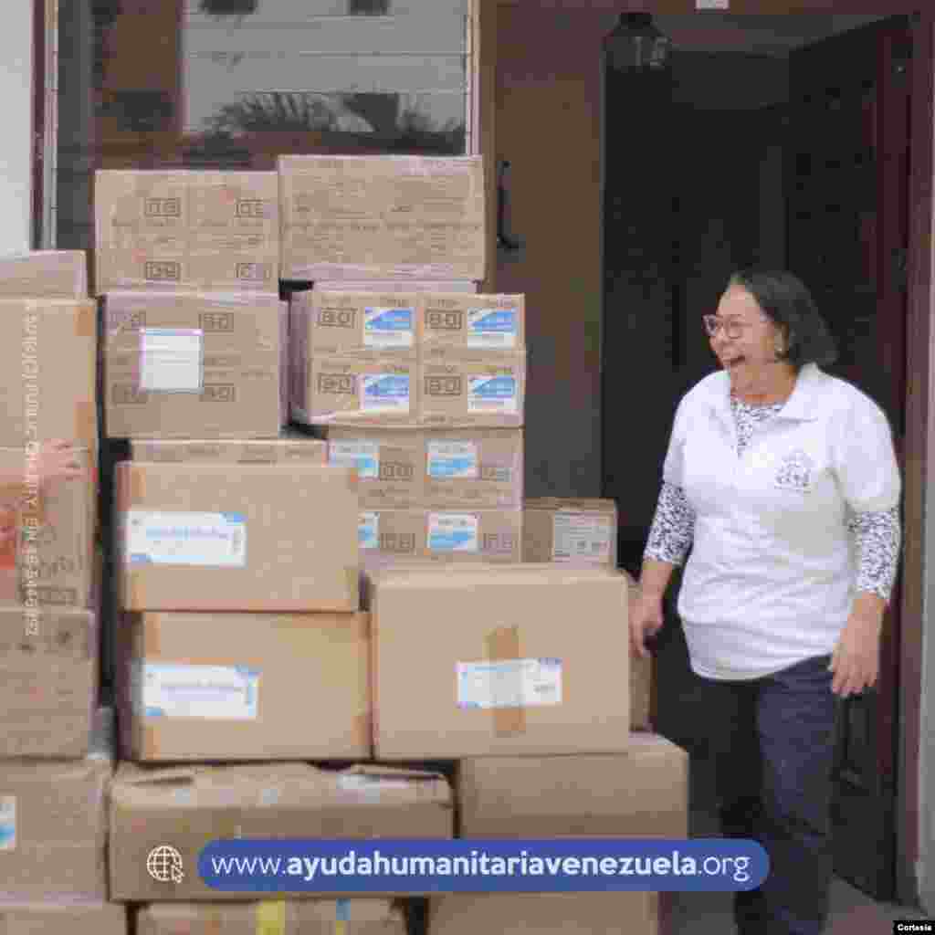 Una voluntaria mientras participa del Programa de Ayuda Humanitaria para Venezuela (PAHV). [Foto: Cortes&#237;a PAHV]