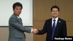 개성공단 남북공동위원회 산하 사무처가 30일 개성공단 종합지원센터에서 공식 업무를 시작한 가운데, 남측 이주태 사무처장(오른쪽)과 북측 윤승현 사무처장이 악수하고 있다.