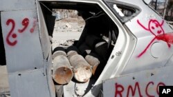 Beberapa bom di dalam sebuah kendaraan yang digunakan para militan ISIS dalam serangan bom bunuh diri, tampak setelah dijinakan oleh tim penjinak bom di Raqqa, Suriah, 18 Oktober 2017.