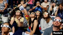 La gente observa el eclipse solar en el césped del Observatorio Griffith en Los Ángeles, California, EE.UU., 21 de agosto de 2017. [Foto: Archivo/Reuters]