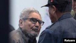 El fundador de Sendero Luminoso, Abimael Guzmán, asiste a un juicio durante la sentencia de un caso de carro bomba Sendero Luminoso en 1992 en Miraflores, en una prisión naval de alta seguridad en Callao, Perú, 11 de septiembre de 2018. 