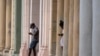 Cubanos usan sus teléfonos celulares desde una conexión wifi pública cerca del malecón en La Habana, Cuba, el martes 14 de julio de 2021.