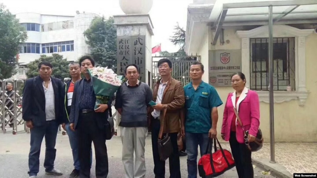 多名在武漢地區失蹤子女的家長到拘留所迎接網媒記者王濤 (推特圖片)