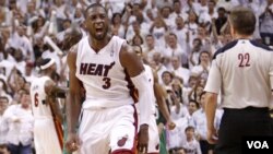 Los 25.000 espectadores, vistiendo de blanco, se pusieron de pie para aplaudir la actuación del Heat en Miami.