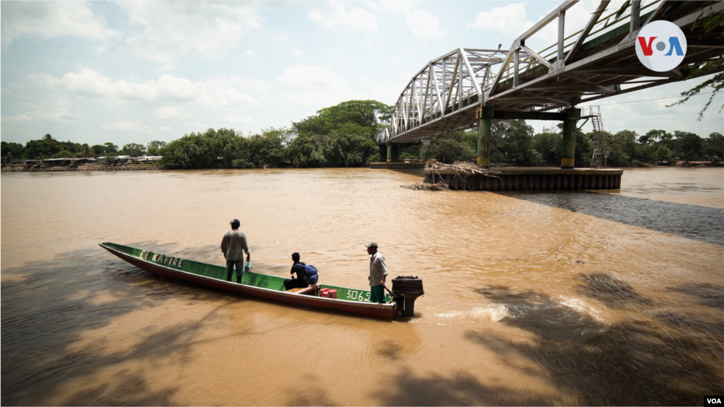 El Río Arauca es la frontera natural que divide a Colombia y Venezuela, con más de 290 kilómetros de extensión limítrofe, separa al Estado Apure en Venezuela del Departamento de Arauca en Colombia.
