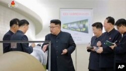 朝鲜官方电视台2017年9月3日公布的画面显示朝鲜领导人金正恩在一处没有指明的地点视察核武器装置。
