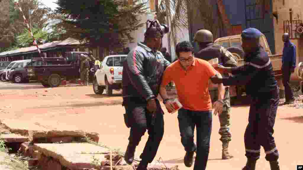 Les services de sécurité malienne évacuent des otages libérés de l’hôtel Radisson Blu, à Bamako, au Mali, 20 novembre 2015.