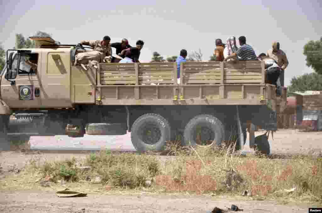 Iraqi security forces leave a military base as Kurdish forces take over control in Kirkuk, Iraq, June 11, 2014.