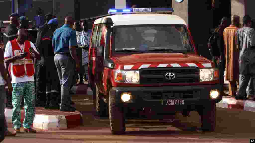 Une ambulance attend à l’extérieur de l'hôtel Radisson Blu, à Bamako, au Mali, 20 novembre 2015