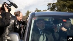 Menteri Informasi Suriah, Omran al-Zoubi (dalam mobil) meninggalkan markas PBB di Jenewa, Swiss setelah pertemuan dengan delegasi oposisi (27/1). 