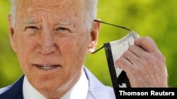 El presidente Joe Biden habla sobre la respuesta de su gobierno al coronavirus desde la Casa Blanca, en Washington DC, el 27 de abril del 2021. 