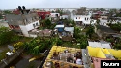 Rumah-rumah tanpa atap terlihat setelah Badai Grace menghantam pantai dengan hujan deras, di Costa Esmeralda, dekat Tecolutla, Meksiko, 21 Agustus 2021. (Foto: Reuters)
