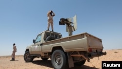 Pasukan Libya yang beraliansi dengan pemerintah dukungan PBB sedang berpatroli untuk mencegah kelompok militan ISIS beraksi kembali di pinggiran Sirte, Libya, 4 Agustus 2017. 