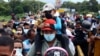 Decenas de personas cruzan el puente internacional Simón Bolívar desde Venezuela a Cútuta, Colombia, el 12 de marzo de 2020.