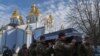 Војници носат ковчег на полски доброволец Филип Антосијак (18), кој служел во Uкраинската армија и бил убиен во руско-украинската војна, за време на церемонија во Киев, Украина, 30 јануари 2025 година
