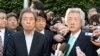 2014年1月14日，两位前日本首相小泉纯一郎（右）与细川护熙（左）在东京被记者包围。他们对现任首相安倍晋三的核政策提出挑战。
