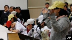 미국에 난민자격으로 입국한 탈북 여성이 북한의 인권상황에 대해 증언하고 있다.