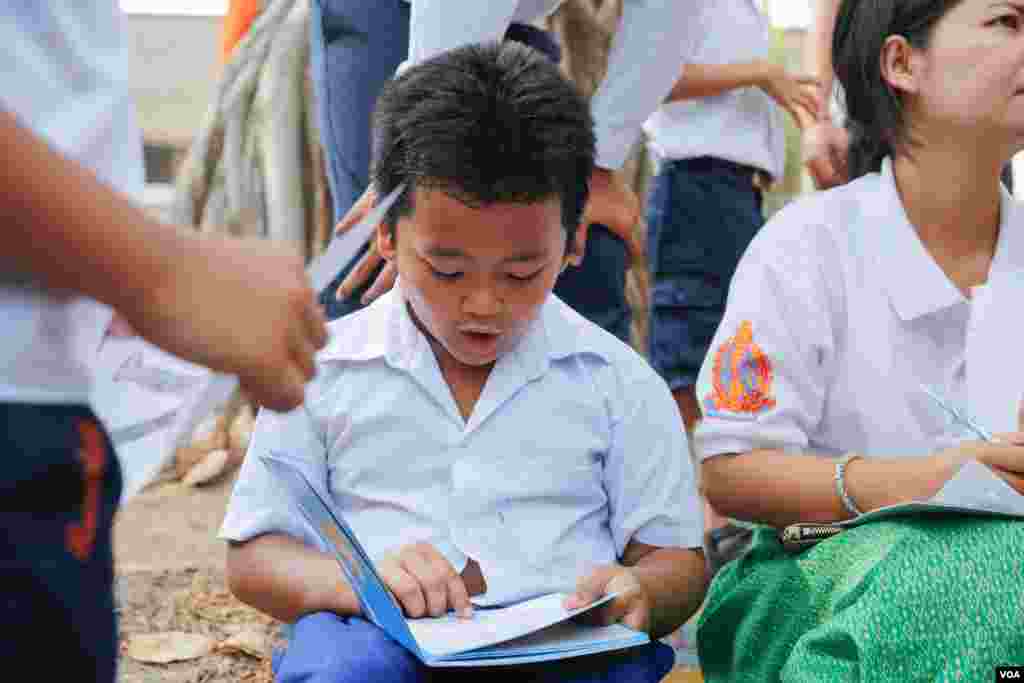 សិស្សានុសិស្ស ចូលរួមកម្មវិធីអានសៀវភៅ និងសកម្មភាពកំសាន្តផ្សេងៗ ក្នុងទិវាអំណានជាតិលើកទី២ នៅវិទ្យាស្ថានជាតិអប់រំ នាថ្ងៃទី ១១ ខែមីនា ឆ្នាំ ២០១៧។ (ខាន់ សុគុំមនោ/VOA)