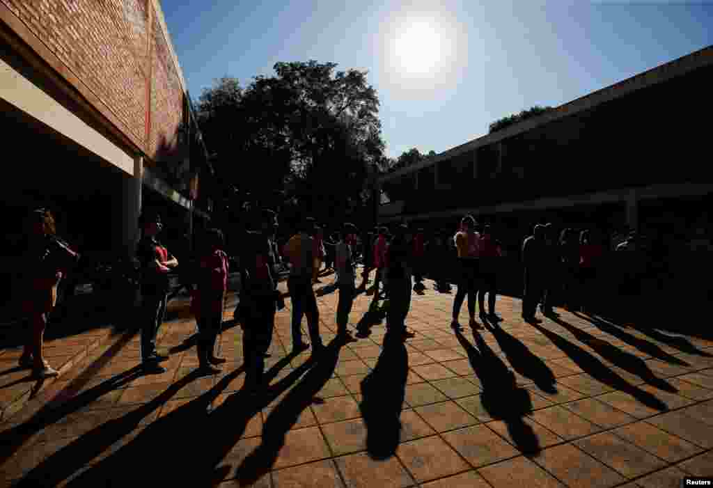 Personas hacen cola para votar en las elecciones generales de Paraguay en Asunción, 30 de abril de 2023. Unos 4,7 millones de paraguayos están llamados a las urnas. 