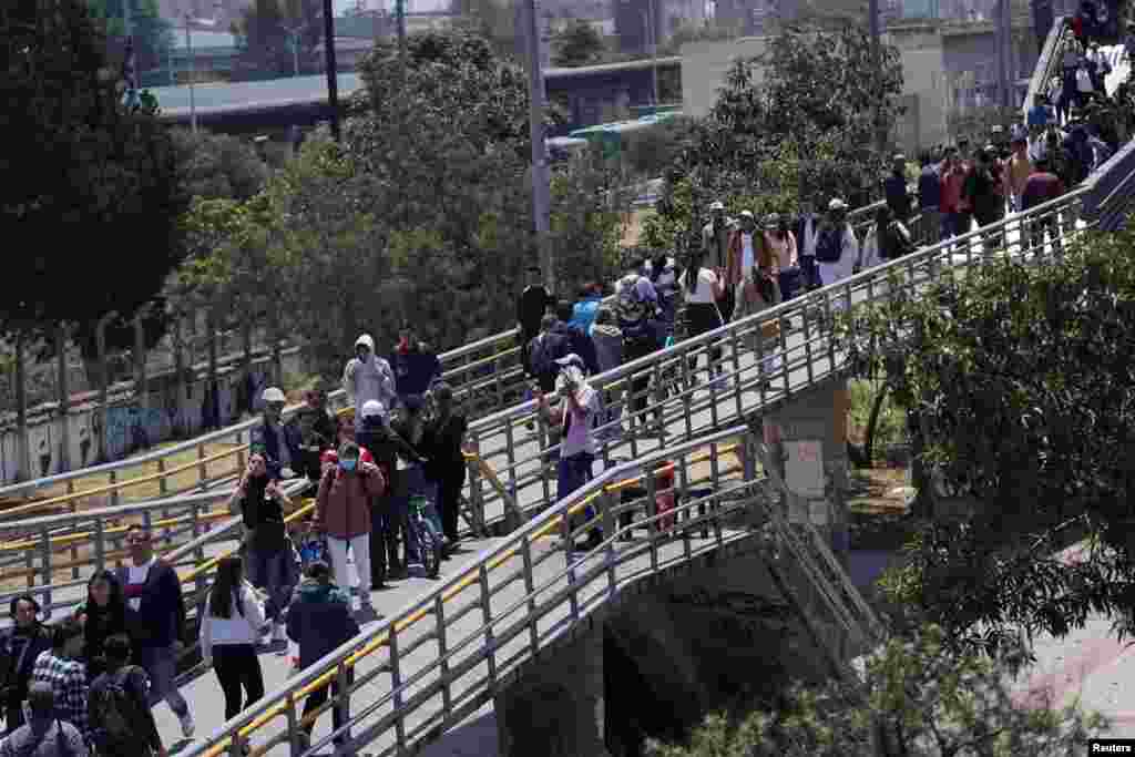 Las principales ciudades de Colombia como Bogotá, Medellín, Cali y Bucaramanga permanecían aisladas el miércoles por los bloqueos de las carreteras y sus alcaldes advirtieron sobre un riesgo de desabastecimiento de alimentos y combustibles.