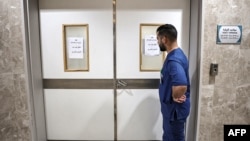 Un médico se encuentra frente a la puerta de una sala del hospital Ibn Sina en Yenín, en la Cisjordania ocupada, el 30 de enero de 2024. Las fuerzas israelíes mataron a tiros a tres palestinos en el hospital la madrugada del 30 de enero, dijo el Ministerio de Salud palestino.