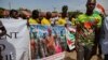 Des supporters de la junte burkinabè menée par le capitaine Ibrahim Traoré.