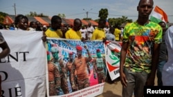 Des supporters de la junte burkinabè menée par le capitaine Ibrahim Traoré.