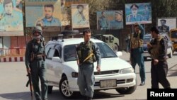 Polisi Afghanistan melakukan penjagaan ketat di pusat kota Kunduz, Afghanistan, 3 Oktober 2016. (REUTERS/Nasir Wakif)