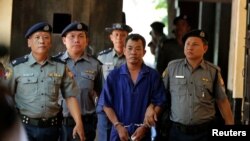 មេបញ្ជាការ​ប៉ូលិស​លោក Moe Yan Naing ត្រូវ​បាន​នាំ​ខ្លួន​ទៅ​កាន់​សវនាការ​មួយ​នៅ​ក្នុង​ក្រុង​រ៉ង់ហ្គូន ប្រទេស​មីយ៉ាន់ម៉ា កាលពី​ថ្ងៃទី៩ ខែឧសភា ឆ្នាំ២០១៨។
