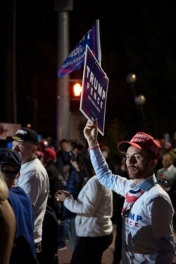 Partidarios del presidente Donald Trump se reúnen frente al hospital Walter Reed en Bethesda, Maryland, el domingo, 4 de octubre de 2020.