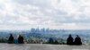 Una foto de la ciudad de Los Ángeles tomada el 20 de marzo de 2020 muestra una vista que regularmente está oscurecida por la contaminación.