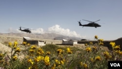 Helikopter militer AS, Black Hawk, terbang melintasi sebuah taman pemakanan di Methar Lam, provinsi Langhman (foto: dok).