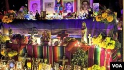 Los altares con fotos de seres queridos ya fallecidos y con comida para ellos son tradicionales en la celebración. Este altar es uno de los cientos que fueron exhibidos en el cementerio Hollywood Forever.