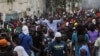 El exsenador del Departamento Norte Jean-Charles Moise, centro, hace gestos durante una protesta contra el gobierno y pide la renuncia del primer ministro Ariel Henry, en Puerto Príncipe, Haití, el 5 de febrero de 2024. 