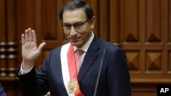 El nuevo presidente del Perú, Martín Alberto Vizcarra saluda al pleno del Congreso luego de jurar al cargo en reemplazo de Pedro Pablo Kuzcinsky, quien renunció por acusaciones de corrupción. Lima, Perú. Marzo 23 de 2018.