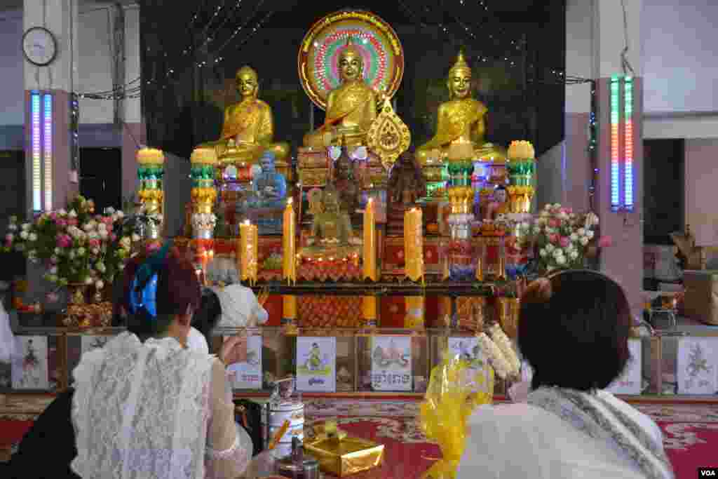 ទិដ្ឋភាពទូទៅនៅថ្ងៃកាន់បិណ្ឌទីពីរនៃពិធីបុណ្យភ្ជុំបិណ្ឌ នៅវត្តកោះ ក្នុងក្រុងភ្នំពេញ ថ្ងៃអង្គារ ទី២៦ ខែកញ្ញា ឆ្នាំ២០១៨។ (ណឹម សុភ័ក្រ្តបញ្ញា/VOA)