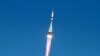 La nave Soyuz MS-17 despega del cosmódomo de Baikonur, en Kazajistán, hacia la Estación Espacial Internacional con tres astronautas a bordo el 14 de octubre de 2020.