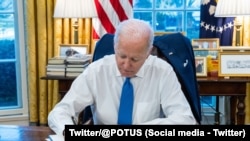 El presidente de EE. UU., Joe Biden, firma una orden ejecutiva para prohibir el comercio y la inversión entre individuos de EE. UU. y las dos regiones separatistas del este de Ucrania reconocidas como independientes por Rusia. (Casa Blanca / Foto vía Reuters )