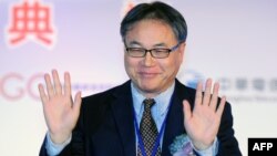 Direktur perusahaan ponsel 'China Mobile' Li Yue waves memberikan penjelasan di Taipei mengenai selesainya pembangunan serat optik bawah laut Taiwan-Tiongkok (18/1). 